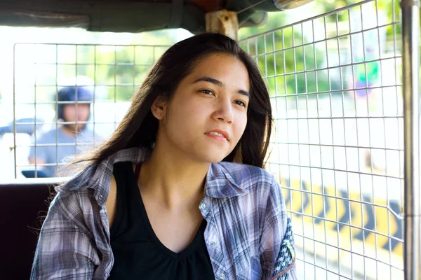 Biracial Adolescente Chica Joven Turista Montar Tuktuk Taxi Phnom Pehn — Foto de Stock