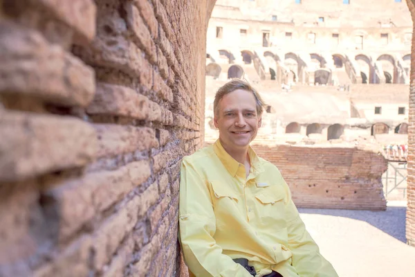 Geç kırklı içinde Colloseum Roma'da oturan beyaz adam — Stok fotoğraf