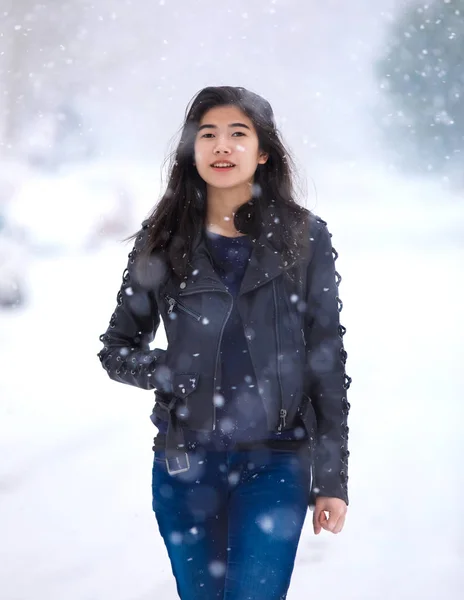 在暴风雪中走在大街上的少女 — 图库照片
