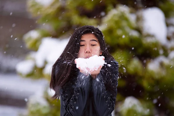 Teen dziewczyna na zewnątrz w zimie wieje śniegu off strony — Zdjęcie stockowe