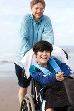 Babası tekerlekli sandalyede Engelli oğluyla sahilde