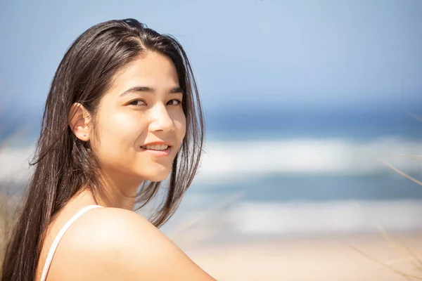 Menina adolescente bonita na praia no dia ensolarado, sorrindo — Fotografia de Stock