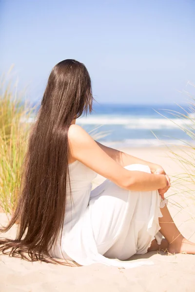 Krásné dospívající dívka na pláži slunečného dne, s úsměvem — Stock fotografie