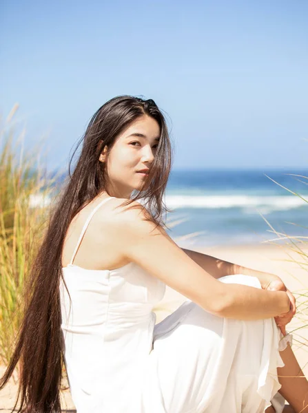 Menina adolescente bonita na praia no dia ensolarado, sorrindo — Fotografia de Stock