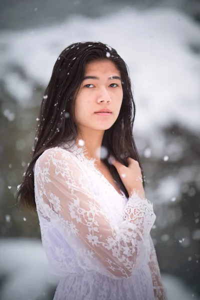 Biracial tonårs flicka utomhus på vintern njuter snöfall — Stockfoto
