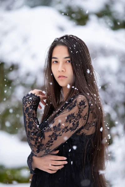 Biracial adolescente chica al aire libre en invierno disfrutando de nevadas —  Fotos de Stock