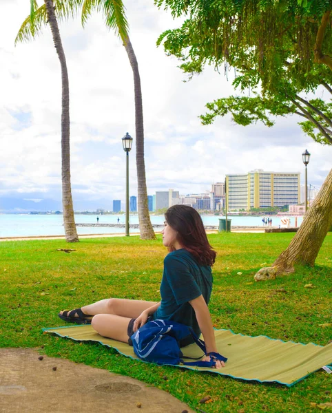 Ein Asiatisches Teenagermädchen Oder Junger Erwachsener Sitzt Allein Auf Einer — Stockfoto