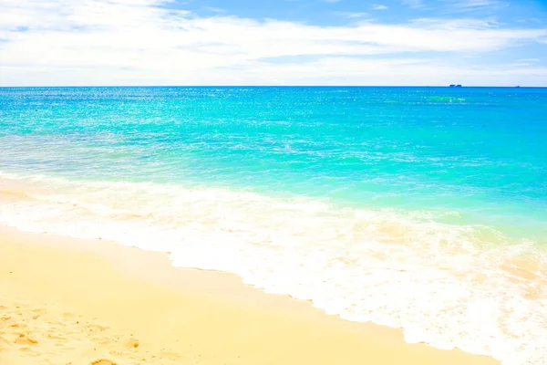 Hermosas Olas Agua Azul Claro Océano Con Marisco Playa Arena —  Fotos de Stock