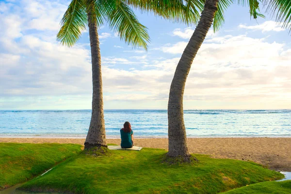 Una Ragazza Adolescente Seduta Sola Sulla Spiaggia Hawaiana Vuota Honolulu — Foto Stock