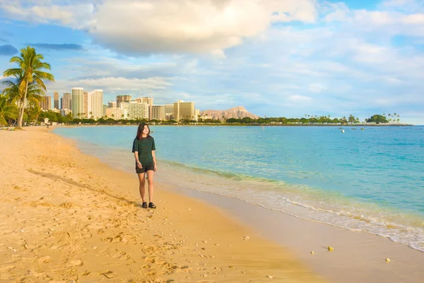 Biracial Ragazza Asiatica Adolescente Piedi Solo Vuota Spiaggia Ala Moana — Foto Stock
