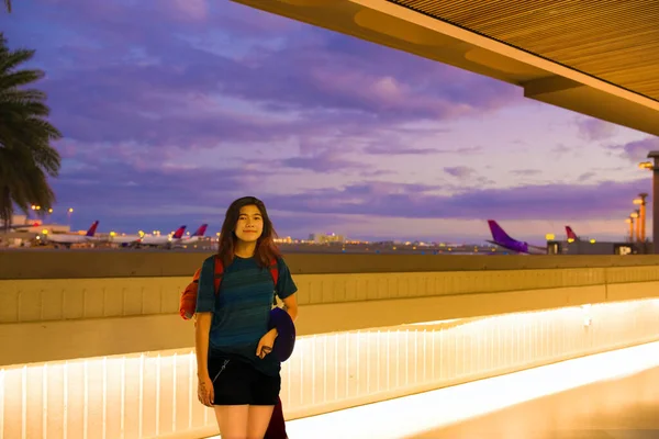 Девушка Подросток Красным Рюкзаком Стоит Вдоль Внешнего Коридора Аэропорту Гавайев — стоковое фото