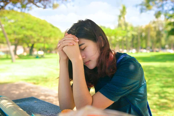 誕生日アジアの白人若い女性またはティーン女の子座っています公園ピクニックテーブルで屋外で祈る夏の晴れた日に — ストック写真