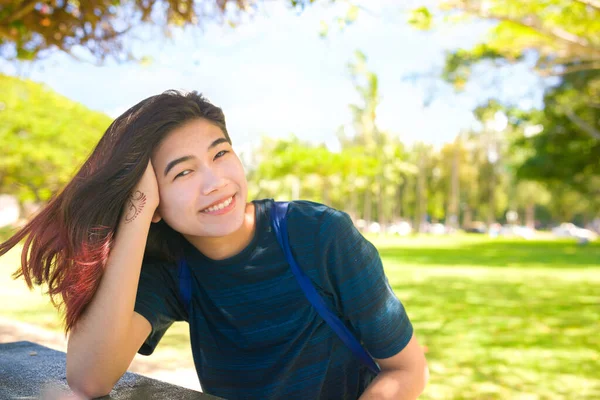 Sonriente Biracial Asiática Caucásica Adolescente Chica Joven Mujer Sentada Mesa — Foto de Stock