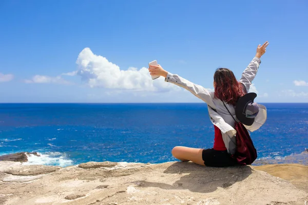 Biracial Asiatique Caucasien Adolescent Fille Assis Sur Bord Roche Falaise — Photo