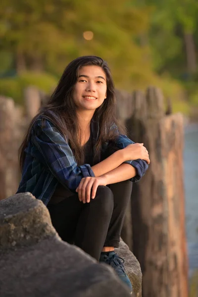 Chica Adolescente Sentada Sola Las Rocas Por Muelle Madera Junto — Foto de Stock