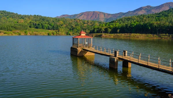 Het hirekolale-meer, omringd door de westelijke Ghat-bergketen, Chikm — Stockfoto