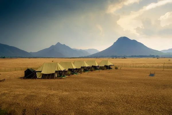 Zwitserse tenten in het zand, omringd door de oostelijke Ghat-bergketen — Stockfoto