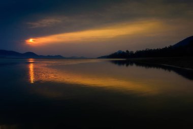 Mehdi nehri üzerinde gün doğumu, Odisha, Doğu Ghat sıradağları