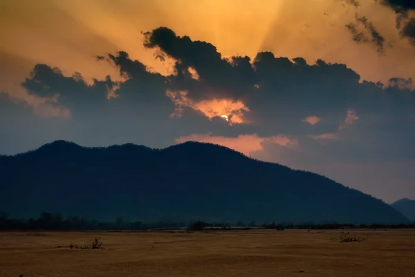 Sonnenuntergang hinter dem östlichen Gat-Gebirge über dem Mahanadi-Fluss — Stockfoto