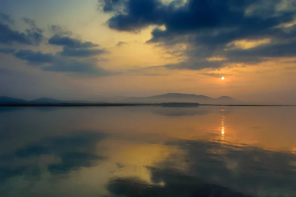 Mehdi nehri üzerinde gün doğumu, Odisha, Doğu Ghat sıradağları