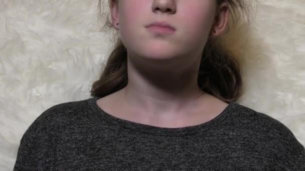 Młody Mały Kaukaski Dziecko Dziewczyna Jedzenie Chrupiące Chipsy Ziemniaczane — Wideo stockowe