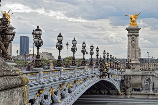 フランス パリのセーヌ川でアレクサンドル三世橋 — ストック写真