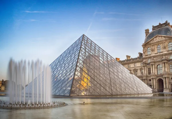 París Francia Agosto 2018 Pirámide Del Louvre París Francia Sirve —  Fotos de Stock