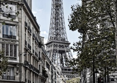 Eyfel Kulesi ile Paris sokaklarında.