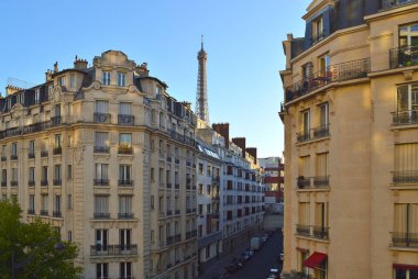 Paris cityscape Eyfel Kulesi ile - metro treninin görüntülemek.