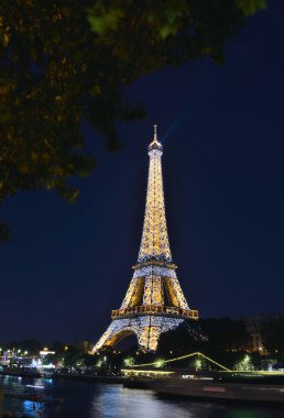 Paris, Fransa - 17 Ağustos 2018: Eyfel Kulesi geceleri ışıklı.