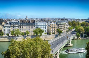 Güneşli bir gün Paris manzaraya.