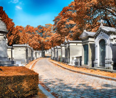 Paris'te Pere Lachaise Mezarlığı HDR Görünümü sonbahar.