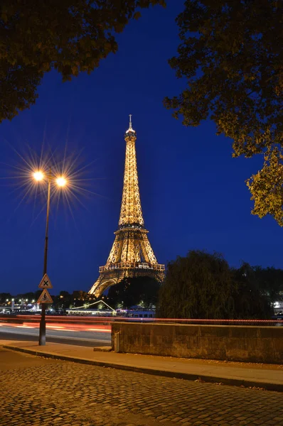Paris, Fransa - 17 Ağustos 2018: Eyfel Kulesi geceleri ışıklı.