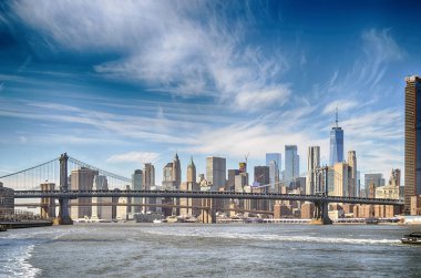 Manhattan siluetinin iki köprü ile.