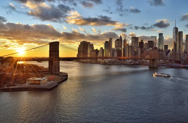 Puesta de sol sobre un Manhattan . — Foto de Stock