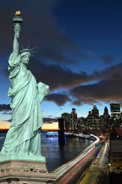 Skyline Manhattah com Brooklyn Bridge à noite e Estátua da Liberdade - colagem . — Fotografia de Stock