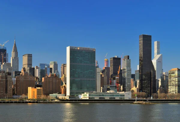 Midtown Manhattan bei sonnigem Tag. — Stockfoto