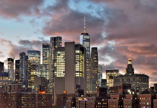 Edifici di Manhattan di notte . — Foto Stock