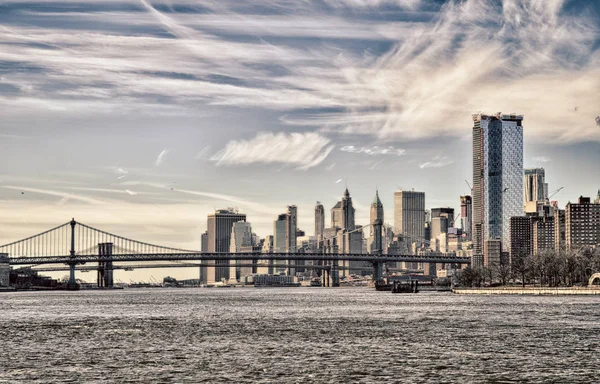 De skyline van Manhattan met twee bruggen. — Stockfoto