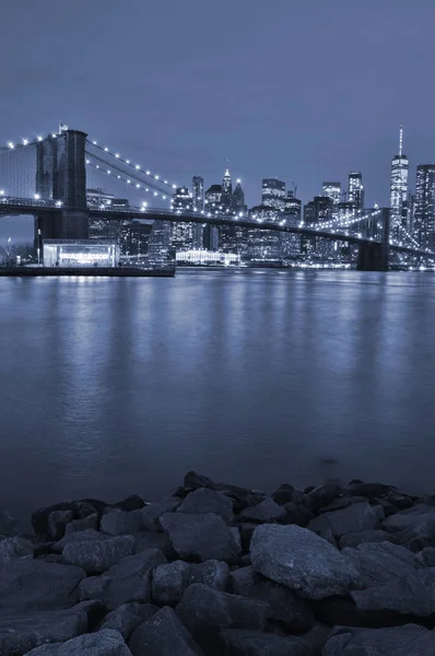 Brooklyn Bridge bei Nacht. — Stockfoto