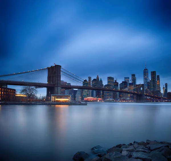 Brooklyn Bridge bei Nacht. — Stockfoto