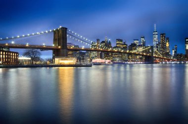 Geceleyin Brooklyn Köprüsü.