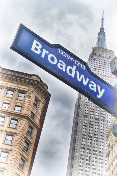 NYC gatuskyltar. Broadway. — Stockfoto