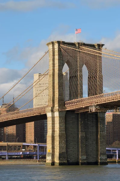Brooklynský most u slunce. — Stock fotografie