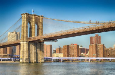 Brooklyn Köprüsü'nün güneşli gün.