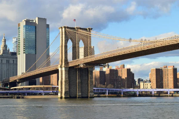 Brooklyn Bridge ao pôr-do-sol . — Fotografia de Stock