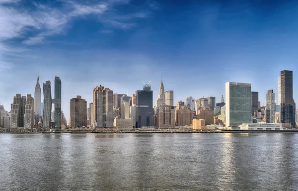 Güneşli bir günde Manhattan panoraması. — Stok fotoğraf