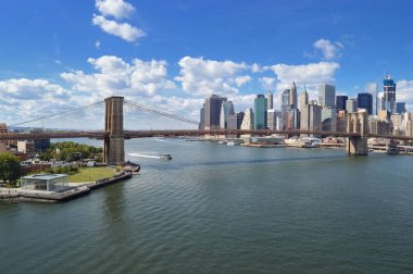 Güneşli bir günde East River.