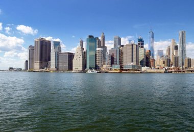 Manhattan siluetinin güneşli gün.