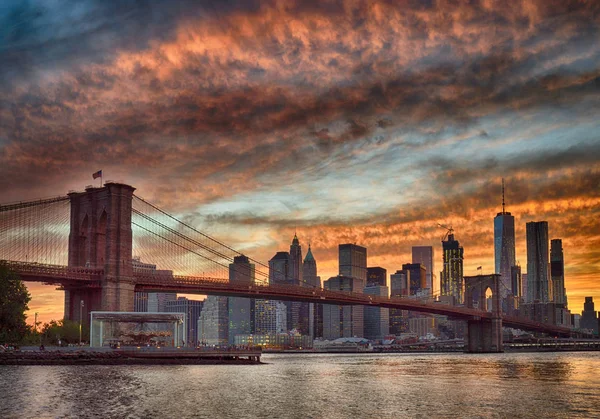 Zonsondergang over een Manhattan. — Stockfoto